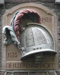 901124 Afbeelding van de gevelsteen 'DE IJZEREN HOET 1588 1989', in de voorgevel van het pand Oudegracht 293 te Utrecht.